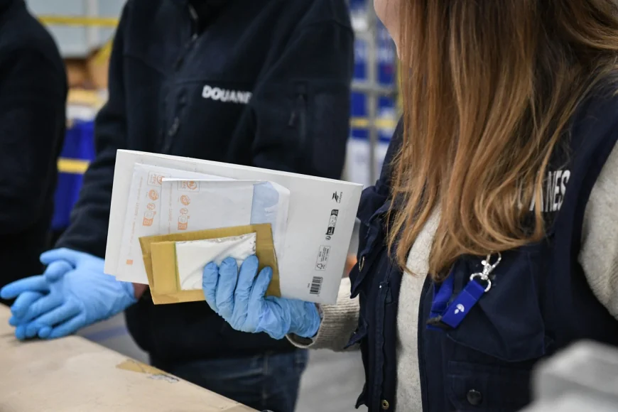 O rețea de trafic de cocaină, în care erau implicați manipulatori de bagaje, destructurată la aeroportul parizian Charles de Gaulle