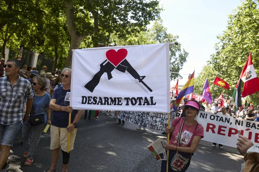 Protest împotriva reînarmării Europei la Madrid: „Nu NATO! Nu bugetelor de război!”