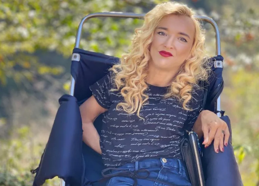 „Nu pot să duc un pahar cu apă la gură, dar pot face ceea ce mulți nu îndrăznesc nici să viseze”. Lupta pentru „normalitate” a unei femei de 36 ani, care suferă de o dizabilitate severă