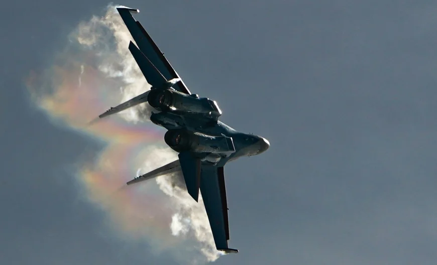 Primele imagini cu avionul rusesc Su-35 doborât în regiunea Kursk. Cum ar fi reușit ucrainenii lovitura