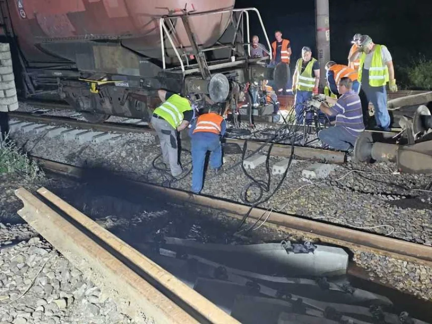 Traficul feroviar a fost reluat pe un fir pe distanţa Roşiori-Măldăeni. Continuă operaţiunile pentru repunerea pe şine trenului deraiat