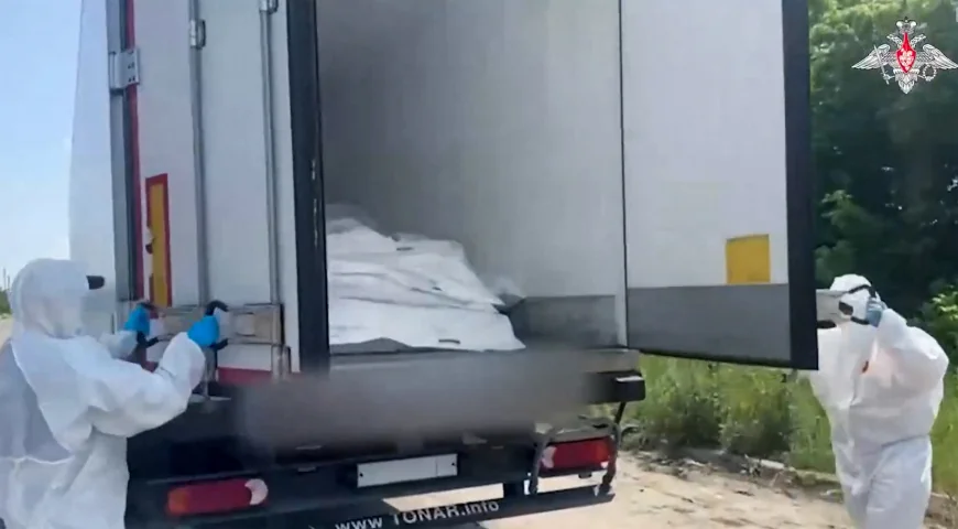 VIDEO Rușii au adus acum la granița cu Ucraina camioane cu trupurile a 1.200 de soldați ucraineni. La fața locului au fost chemate și televiziunile