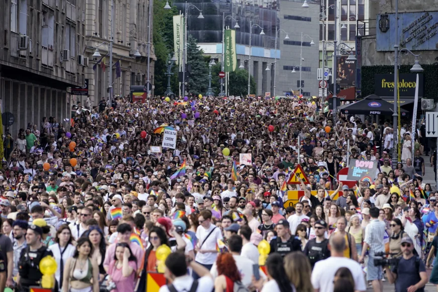 Jandarmii au dat amenzi de 6.000 lei la marșul Bucharest Pride și evenimentele Pride Park. Trei persoane s-au ales cu dosar penal