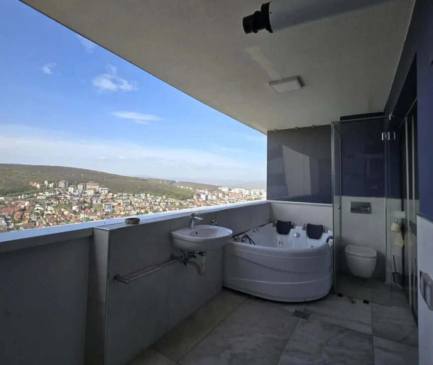 Apartament cu WC și cadă pe balcon, pentru „pretențioși”, de închiriat în Cluj, pe perioada Untold: „Creativ, nu zic nu. Șmeckeră buda cu view”