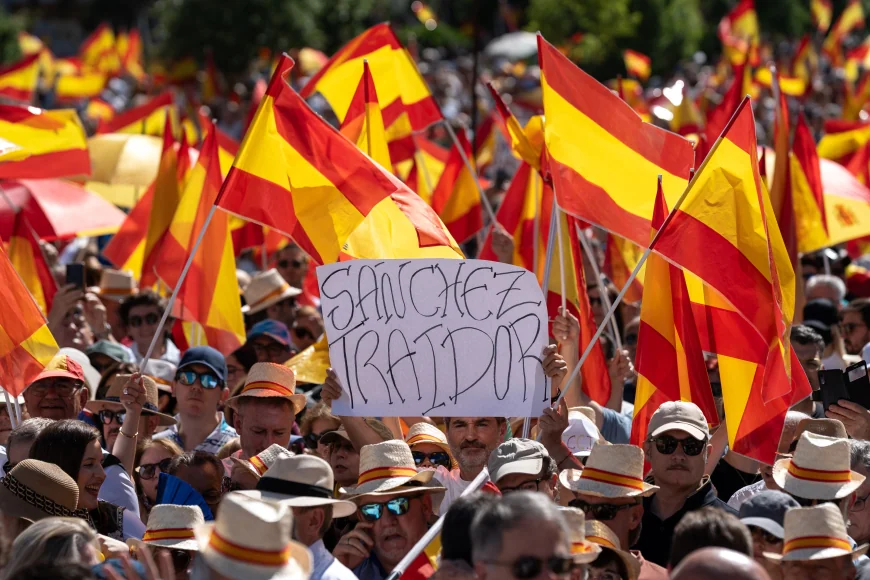 Noi proteste în Spania împotriva premierului Pedro Sanchez, acuzat de corupție. Zeci de mii de oameni, în stradă