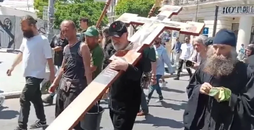 Becali, cu crucea în spate pe Calea Victoriei. A dat cu agheasmă și tămâie după marșul LGBT: „Sfințim peste tot pe unde au trecut”