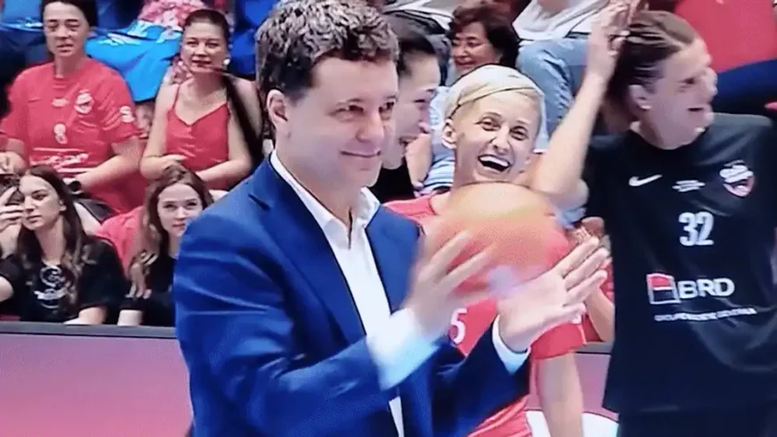 Nicușor Dan a jucat handbal în meciul de retragere al Cristinei Neagu. Președintele a executat și o aruncare de la 7 metri