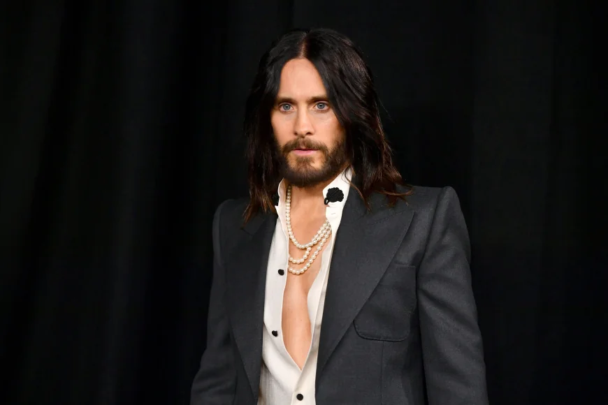 Jared Leto, acuzat de nouă femei de „comportament de prădător” și gesturi inacceptabile: „Știa ce vârstă aveam și nu i-a păsat”