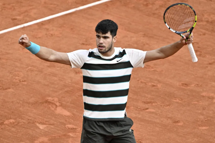 Carlos Alcaraz câștigă finala Roland Garros 2025 după un meci de cinci seturi cu Jannik Sinner. Al doilea trofeu consecutiv la Paris