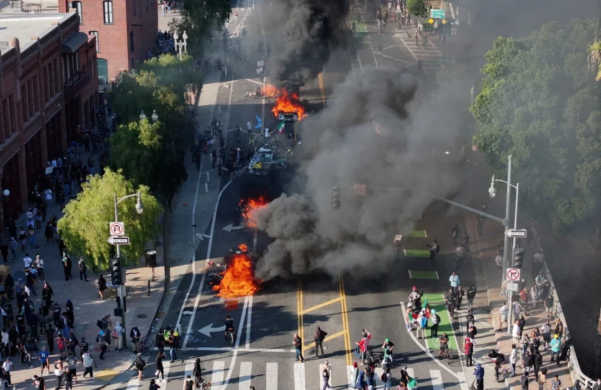 Autostrăzi blocate și mașini în flăcări: Proteste uriașe în Los Angeles. Trump cere arestarea protestatarilor care poartă măști