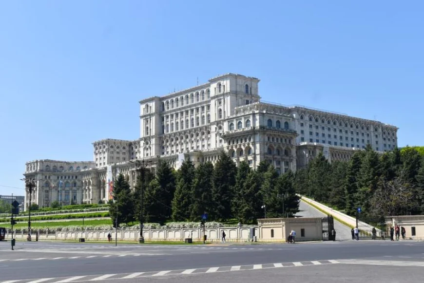 Palatul Parlamentului, iluminat în turcoaz luni pentru conştientizarea bolii Batten
