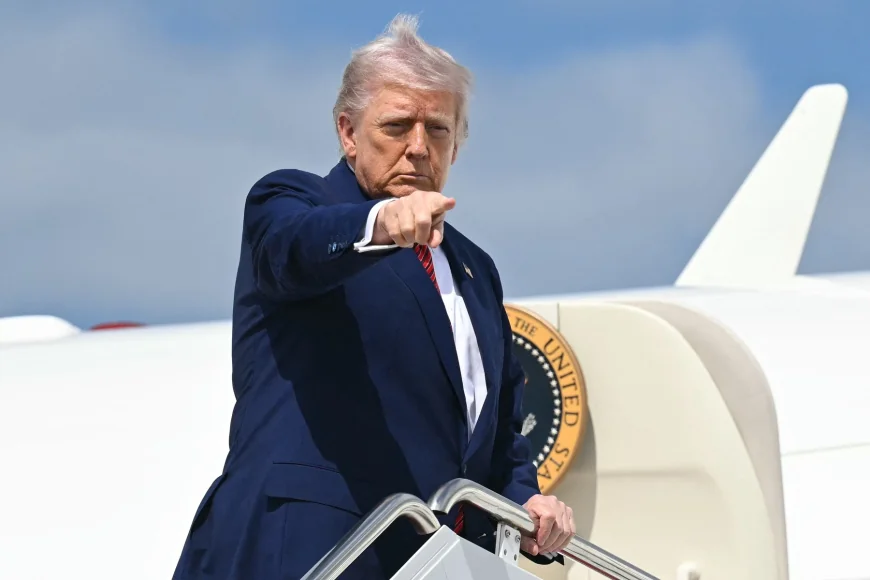 Donald Trump s-a împiedicat pe scara avionului și era să cadă. Ce spunea el când Biden a fost victima aceluiași incident