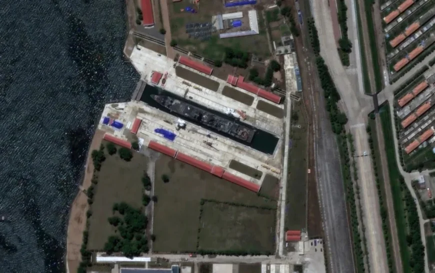 Noi imagini prin satelit cu nava de război avariată a Coreei de Nord. Unde a fost transferată