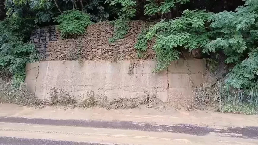 Atenţie şoferi! Se circulă bară la bară pe Valea Oltului din cauza aluviunilor aduse de ploi pe carosabil