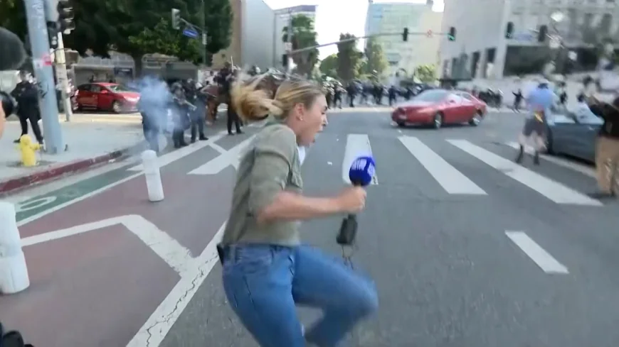 Momentul în care o jurnalistă este împușcată în direct, în mijlocul protestelor violente din Los Angeles