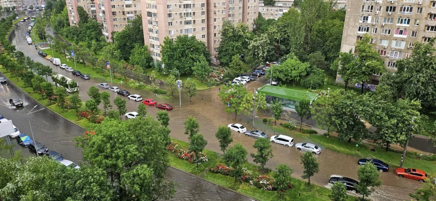 Furtună violentă în Capitală. Mesaj RO-Alert, copaci prăbușiți și zeci de străzi inundate. Mai multe curse aeriene, redirecționate