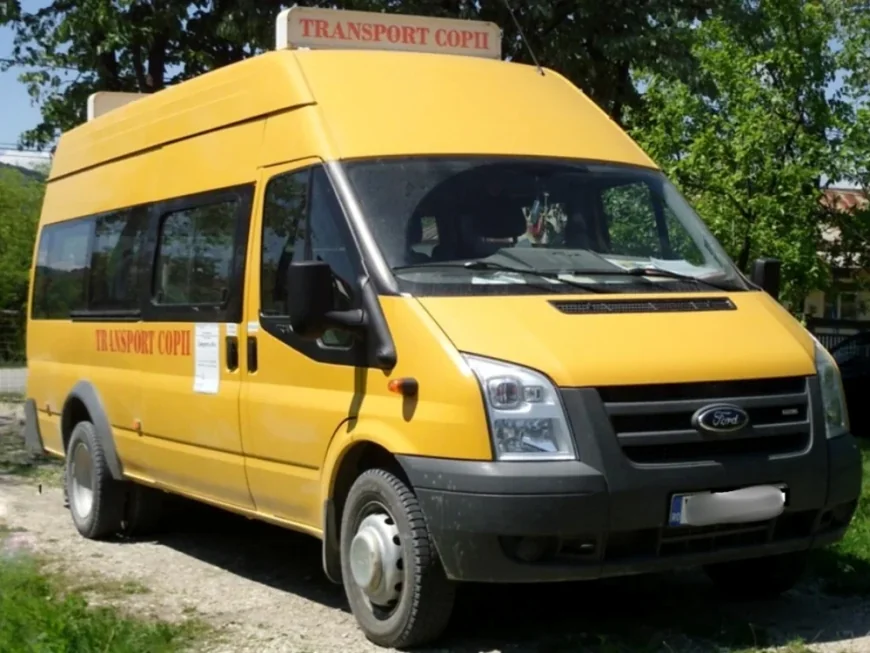 „Băutură, muzica și dans”. Cum a ajuns un microbuz școlar să transporte petrecăreții la o cununie, cu acordul primarului