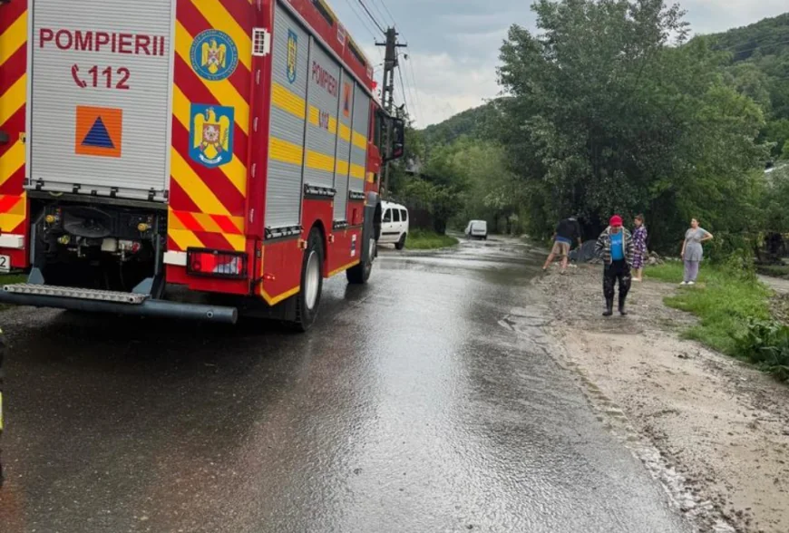 Cod roșu de grindină și inundații în județul Prahova. Persoane evacuate din autoturisme surprinse de viitură