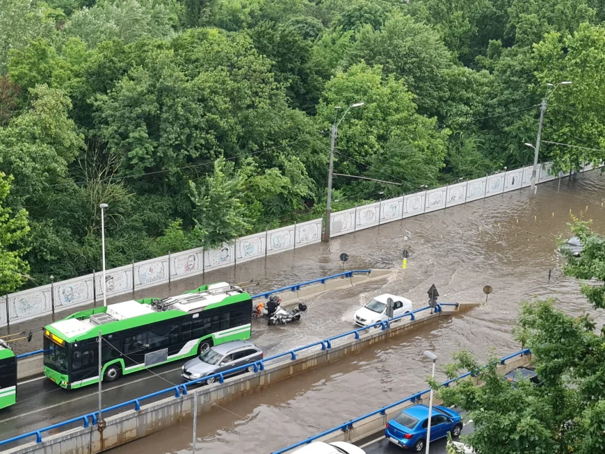Furtună violentă în București și Ilfov. Mall inundat, oameni evacuați și străzi sub ape. Două persoane, luate de viitură