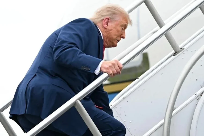 Trump s-a împiedicat pe treptele Air Force One, exact ca Joe Biden. „Scările pentru copii” i-au jucat festa
