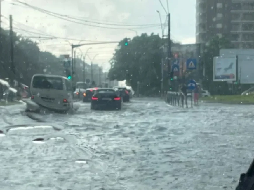 „O dată la 100 de ani”. Furtuna care a lovit Bucureștiul este un fenomen rar, transmite Apa Nova