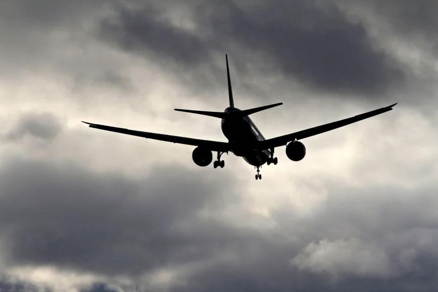 Un avion cu 143 de pasageri care plecase din Budapesta a aterizat de urgență în Austria din cauza fumului din cabină