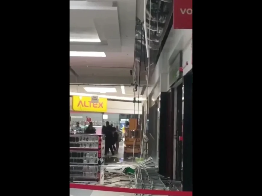 Bucăţi din tavanul unui centru comercial din Sibiu s-au desprins şi au căzut. Nicio persoană nu a fost rănită