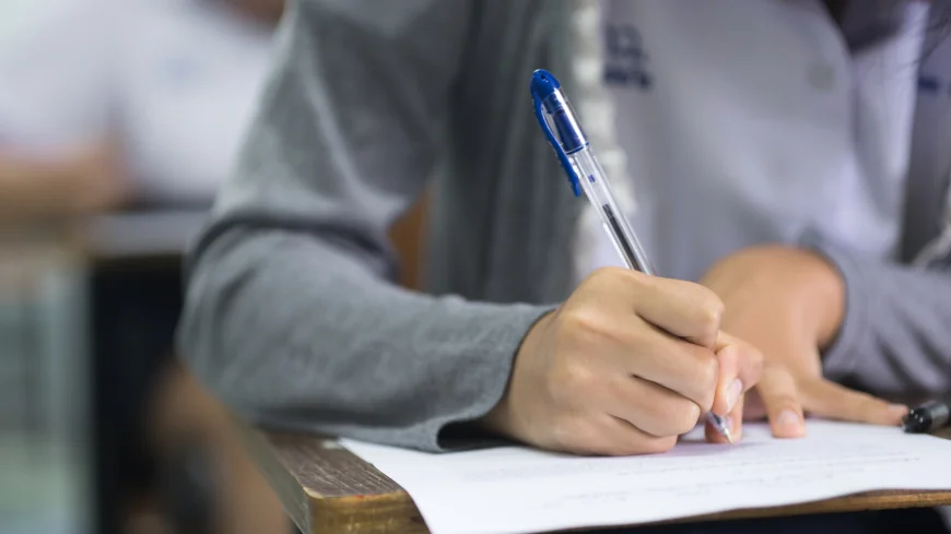 Încep probele scrise ale examenului de Bacalaureat, cu Limba şi literatura română. Elevii vor putea vedea lucrările după evaluare