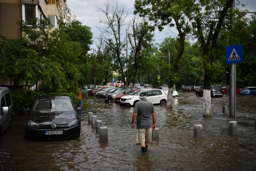 Furtuna puternică de luni din București, un fenomen ce apare „o dată la 100 de ani”, afirmă ApaNova