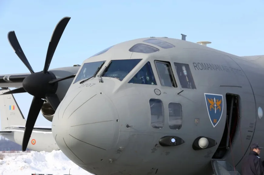Nicușor Dan a plecat la Cincu și Chișinău cu un avion al Armatei. Cum arată aeronava modificată pentru astfel de călătorii