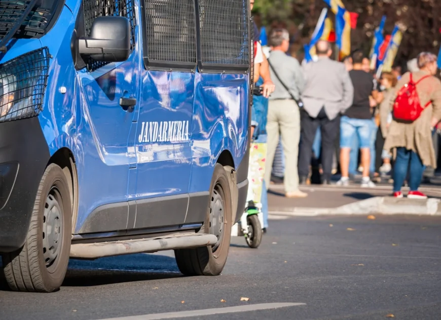 Jandarmeria Română a ridicat patru femei la Marșul Pride pentru că aveau spray-uri cu piper. Glume în dubă cu tentă sexuală: „Ce facem cu ele? Le ducem la mare?”