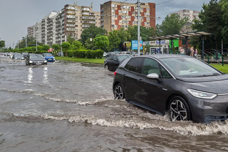Furtuna care a inundat Capitala, semn al schimbărilor climatice. Roxana Bojariu: „Nu vom scăpa de ploi”. Ce urmează săptămâna viitoare