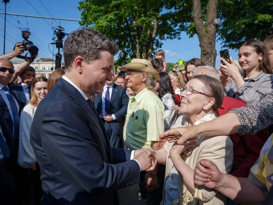 Președintele Nicușor Dan, baie de mulțime la Chișinău, unde a fost așteptat de sute de basarabeni: „Suntem români”