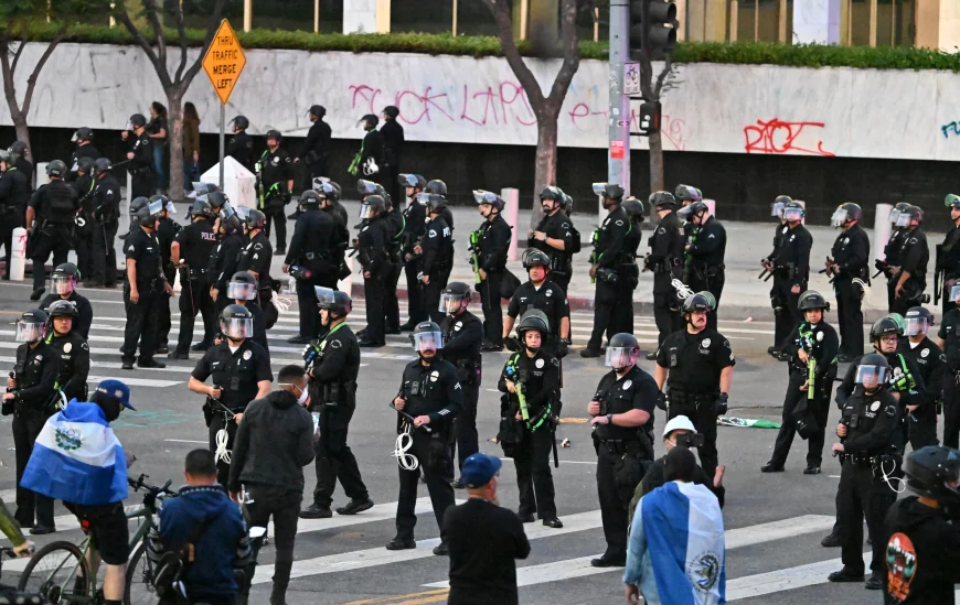 Los Angeles impune interdicție de circulație pe timp de noapte. Poliția a început să facă „arestări în masă”