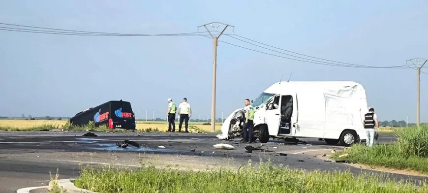 O persoană a murit şi alte 13 sunt rănite după ce o autoutilitară şi un microbuz s-au izbit violent