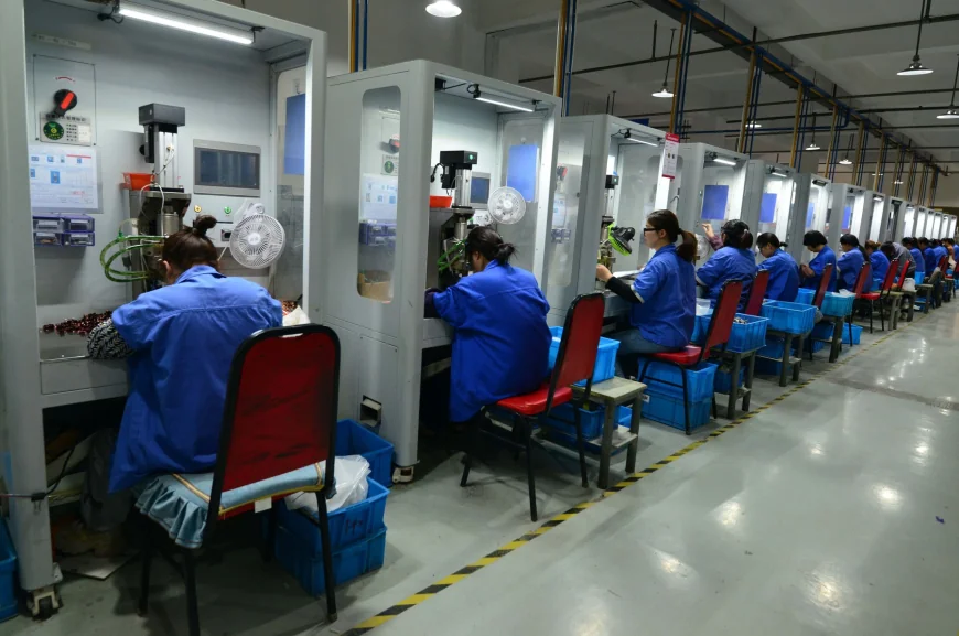 Companiile din China se plâng că „mor încet” din cauza noilor taxe vamale americane: „Ne au la mâna lor”