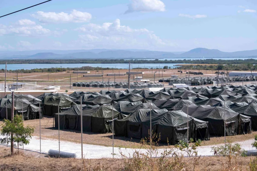 Trump ia în calcul să trimită mii de migranți, inclusiv 100 de români, la Guantanamo, locul în care au fost închiși suspecții de terorism. „Mesajul este de a șoca”