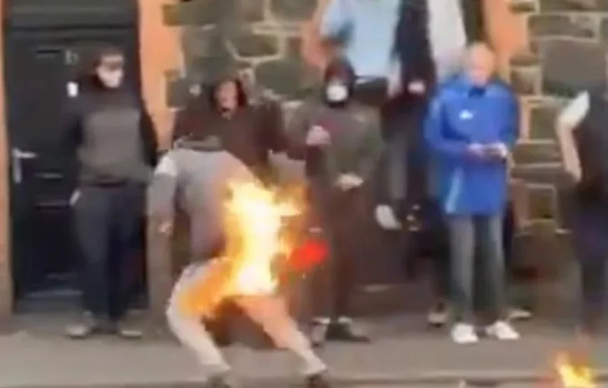 Un protestatar s-a autoincendiat în timpul violențelor din Irlanda de Nord. A încercat să arunce un cocktail cu benzină în poliţie