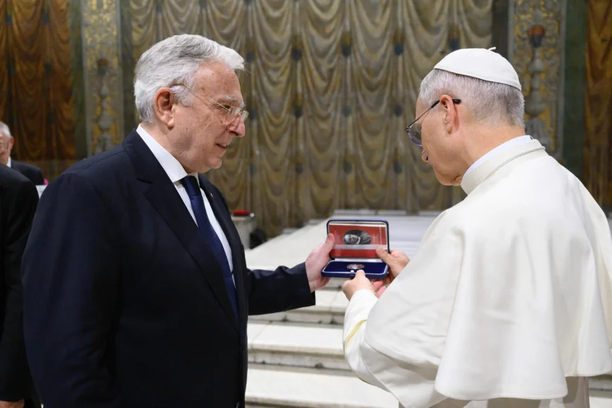 Guvernatorul BNR Mugur Isărescu s-a întâlnit cu Papa Leon al XIV-lea. Ce cadou i-a oferit