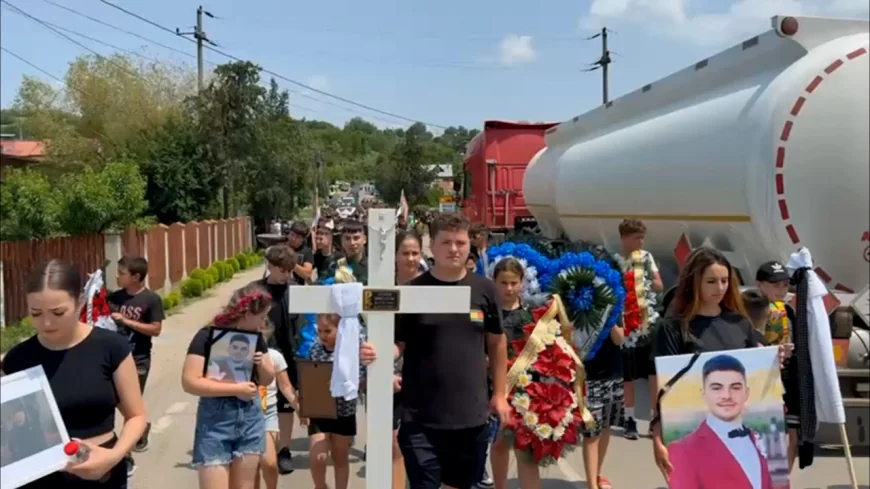 Tânărul omorât în bătaie, condus de 500 de oameni pe ultimul drum. Înmormântat în cimitirul din faţa casei