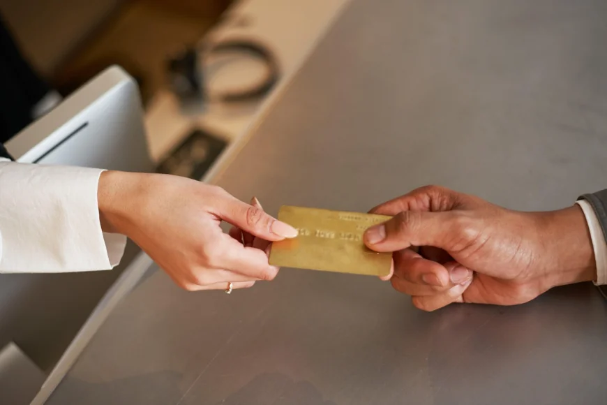 Taxarea plăților cu cardul, refuzată de toate taberele politice: „Nu poți să taxezi simpla mișcare de bani dintr-o parte în alta”