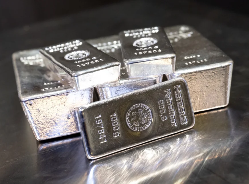 Prețurile argintului și platinei cresc vertiginos, investitorii căutând „alternative la aur”