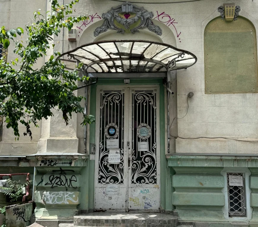 Plânge casa părăsită a Prințesei Caradja, o splendoare din Micul Paris, acum probabil cea mai tristă clădire din București. Aici venea Enescu să cânte