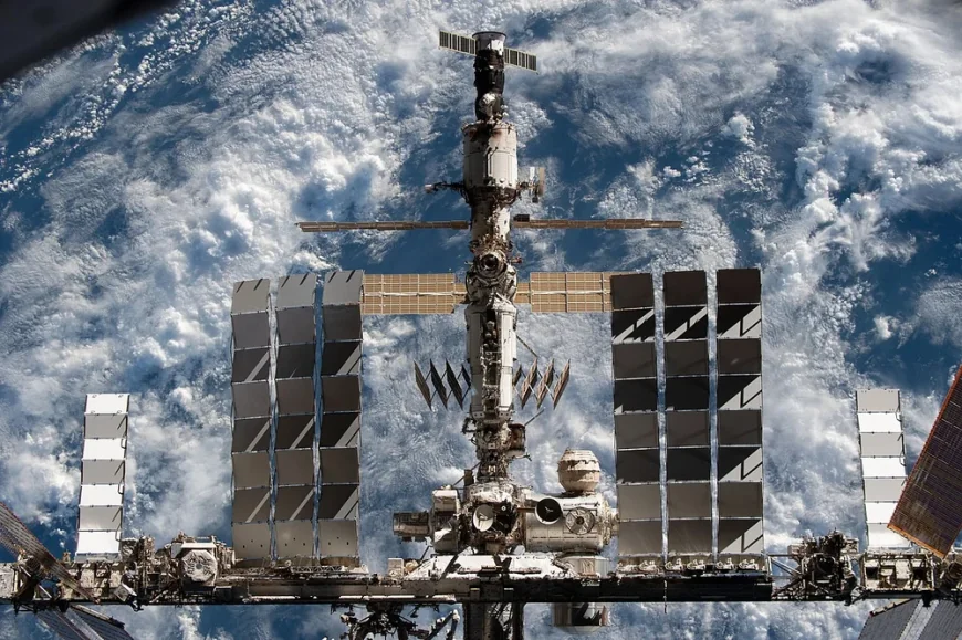 NASA amână pe perioadă nedeterminată o misiune privată către Stația Spațială Internațională după ce s-au descoperit scurgeri misterioase de aer