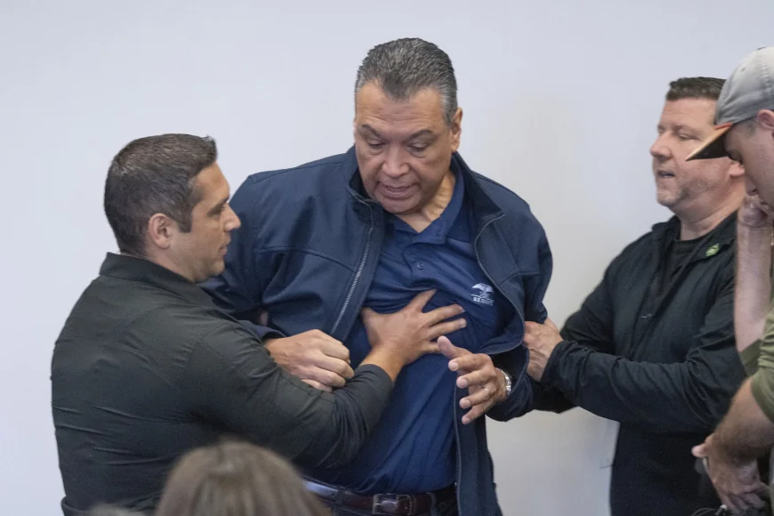 VIDEO Tensiuni în Los Angeles: senator american, scos cu forța, pus la pământ și încătușat, după ce a încercat să pună întrebări la conferința de presă a șefei securității interne