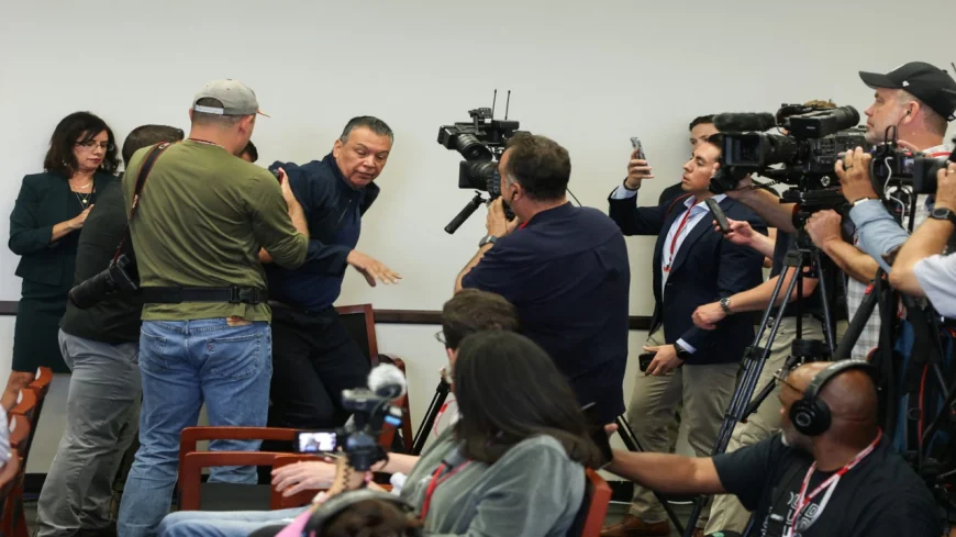 Senator american, pus la pământ şi încătuşat pentru că a întrerupt-o pe şefa Securităţii interne