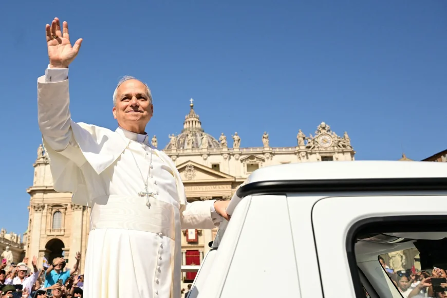 Papa Leon rupe codul vestimentar papal cu un accesoriu sport. Cum i-a surprins pe fanii baseballului la Vatican