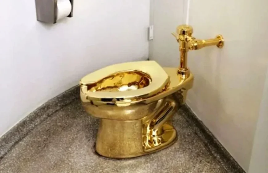 Bărbații acuzaţi de furtul unui WC din aur de 6 milioane de dolari, condamnați la pușcărie