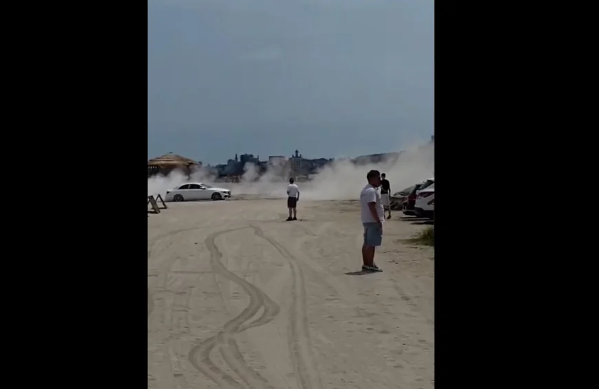 VIDEO Un bărbat a fost amendat cu peste 11.000 de lei după ce a făcut drifturi cu mașina pe plajă