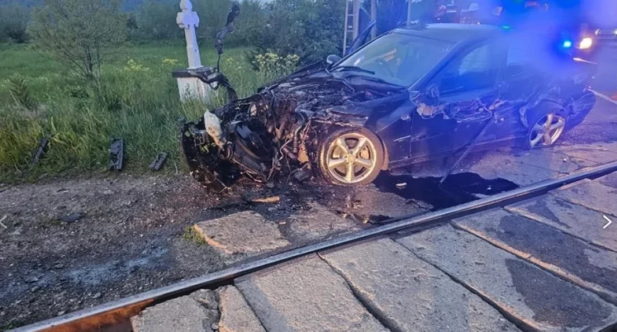Mașină lovită de un tren de călători, la o trecere fără barieră. O femeie a ajuns la spital, iar un copil de 11 ani a făcut atac de panică